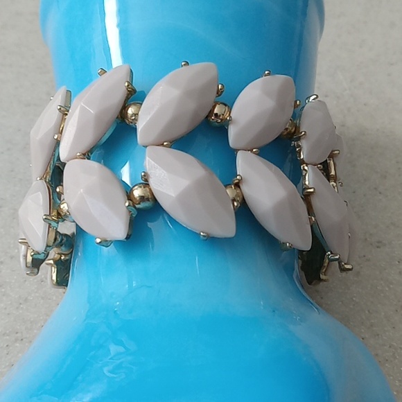 Vintage Goldtone Stretch Bracelet - Picture 3 of 5